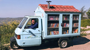 イタリアのかわいい「図書館三輪車」 ― なぜか屋根付き、煙突付き