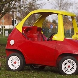 大人の「おもちゃの自動車」―黄色いルーフに赤いボディ