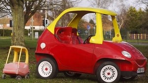 大人の「おもちゃの自動車」―黄色いルーフに赤いボディ