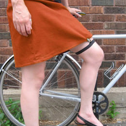 スカートがめくれないように押さえてくれる自転車用スカートガーター「SKIRT GARTER FOR BIKING」