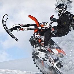 オフロードバイクをキャタピラ付きのスノーバイクにする「Mountain Horse Kit」―雪のバレンタインはこいつにまかせろ！
