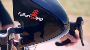 取り付けると6％スピードアップできるサイクリングバッグ「SPEED UP BAG」