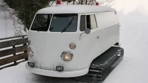雪道をフォルクスワーゲンバスで走ろう！ ― 1966年製 VW T1 をキャタピラ付きスノーモービルに改造