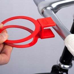 ワンタッチで取り付けできる自転車用カップホルダー「Bookman Cup Holder」 ― 自転車通勤者だって、スタバのラテを飲みたい