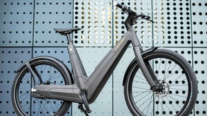 スタイリッシュなイタリア製電動アシスト自転車「LEAOS」―バッテリーやケーブル、チェーンが目立たない