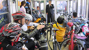 自転車を持ち込める電車「サイクルトレイン」 ― 愛媛・伊予鉄道で1日限りの実証実験