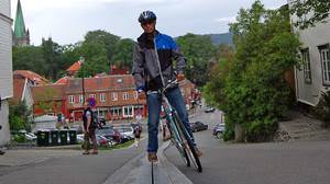 自転車用のエスカレーター「Trampe CycloCable」 ― 坂の多い街の観光が楽に！