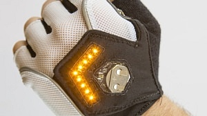 光る矢印手袋で進行方向を示せ！サイクリング/ランニングに「Turn Signal Glove」