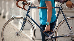 自転車の持ち運びを楽にする「Bicycle Frame Handle」