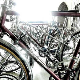 代官山で「自転車蚤の市」開催中 ― フランスビンテージ車が30～40台
