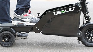 電車の棚に置ける、世界最小の電動スクーター「Trikelet」
