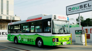 ミドリムシでバスが走る!?　世界初のバイオディーゼル燃料「DeuSEL」運用開始