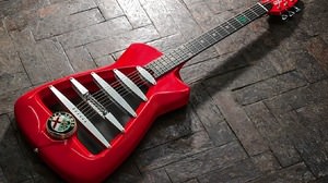 アルファロメオ公認 「アルファ レッド」に塗装された「アルファロメオ ギター」