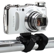 デジカメを自転車のハンドルに装着するカメラマウント ― ベルクロを使った簡単取り付け