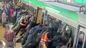 列車とホームの間に挟まった男性を、乗客が一致団結して救助