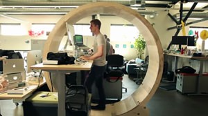 歩きながら仕事 ― 「Hamster Wheel Standing Desk」が、仕事の効率を最大限に高める？