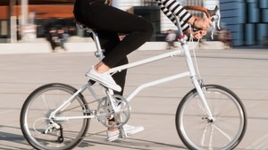 1秒で自転車を折り畳み　秘密は“マグネット” ― 都市生活者のためのミニベロ「VELLO Bike」