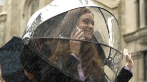両手が自由に使える傘「Nubrella」 ― 雨の日の自転車通勤にも最適？