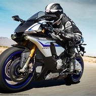 ヤマハ、200馬力の YZF-R1M を欧米向けに発売 ― ヤマハ史上最も MotoGP 用マシンに近いスーパーバイク