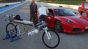 フェラーリを置き去り！ ロケットエンジンを搭載した自転車が時速333キロの世界記録を達成