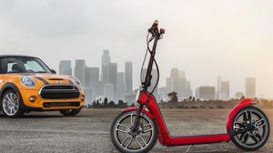 MINI ブランドの折り畳み電動スクーター「MINI Citysurfer Concept」