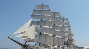連休は帆船「海王丸」を見にゆこう -- 清水港で帆を広げる「セイルドリル」披露