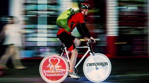 自転車の車輪に LED で広告を映し出す「Electro Bike」、日本でもサービス開始