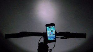 iPhone を自転車用ライトにする「Bikelops」