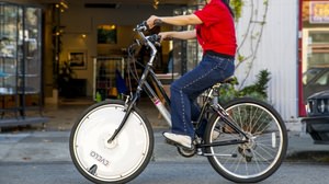 自転車を“電動アシスト自転車”に変えるホイール「Omni Wheel」