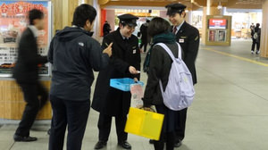 JR 西、受験のお守り「すべらない砂」を無料配布、奈良の3駅で
