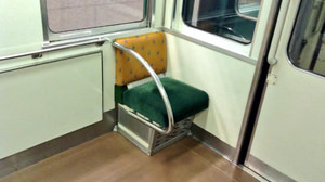京阪電車の「ぼっちシート」が話題 -- 哀愁ただようおひとりさま席