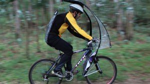 風が吹いても飛ばされにくい自転車用の傘「LEAFXPRO」―エアロダイナミクスを取り入れた走行し易い設計