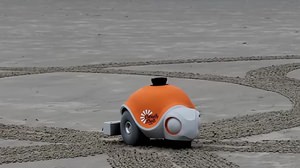 砂浜に絵を描くカメ型ロボット「Beach Bot」