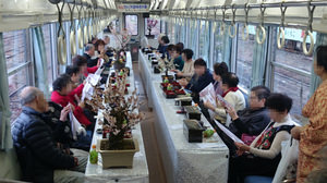 盆栽女子も、お年寄りもどうぞ--列車の中で盆梅を楽しむ「盆梅展列車」運行中