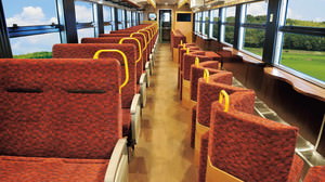 春の天空の城へ--JR 西が観光列車「竹田城跡号」運行、内装を一新