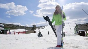 足でスキー板を運ぶ「SkiTaker」