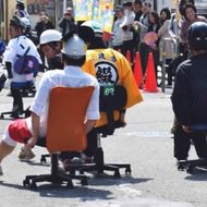 「いす-1グランプリ」本日開催！―椅子に座って商店街を駆け抜ける2時間耐久レース