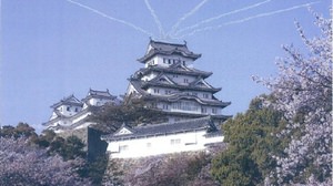 修理完了おめでとう姫路城！ブルーインパルスが半世紀ぶりに上空を祝賀飛行
