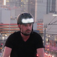 発光面積が広い！ ― LED ライトを内蔵した自転車用ヘルメット「Torch T2」