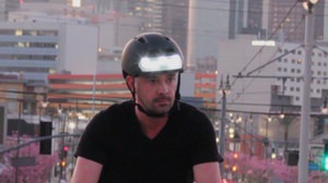 発光面積が広い！ ― LED ライトを内蔵した自転車用ヘルメット「Torch T2」