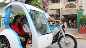 騒音と排ガス問題を解決、富士通と GMS がフィリピンで電動三輪タクシー（トライシクル）の実証実験