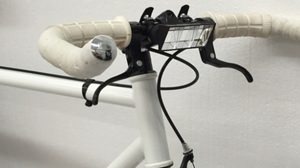 うつむいたまま前を見る ― 自転車のハンドルに取り付ける潜望鏡「Pedi-Scope」