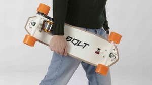 世界最小最軽量の電動スケートボード「Bolt」