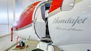 HondaJet、コックピットや客室内の画像を公開―4月25日からは全国各地でイベントも