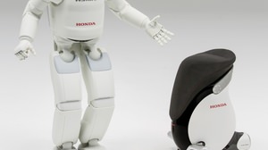ASIMO の技術を使った“走る椅子”「UNI－CUB β（ユニカブ ベータ）」が、イタリア・ミラノ万博の日本館に登場