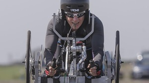 ハンドルは“頭”で切る！ ― 手漕ぎ自転車のスピード世界記録を目指す新型車両がテスト走行を実施