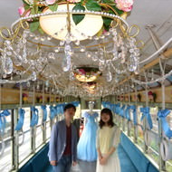路面電車が「舞踏会場」みたいなことに -- シンデレラ風に車内を装飾した岡電 3005号