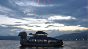 湖上で夜のコンサートと花火を楽しもう--諏訪湖の遊覧船「竜宮丸」がライブ会場に
