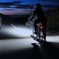 夜間の巻き込み事故を減らしたい ― 前だけでなく、下を照らす自転車用ライト「DING」