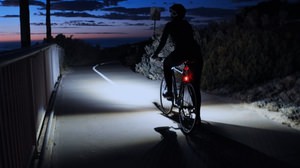 夜間の巻き込み事故を減らしたい ― 前だけでなく、下を照らす自転車用ライト「DING」